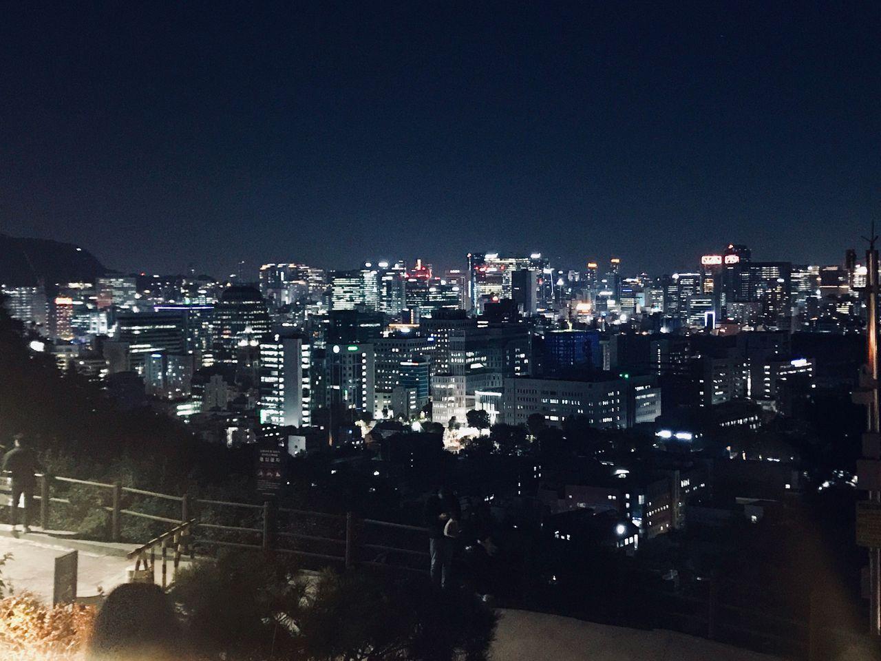 骆山公园内，春日樱花盛开景观，吸引游客前来欣赏。